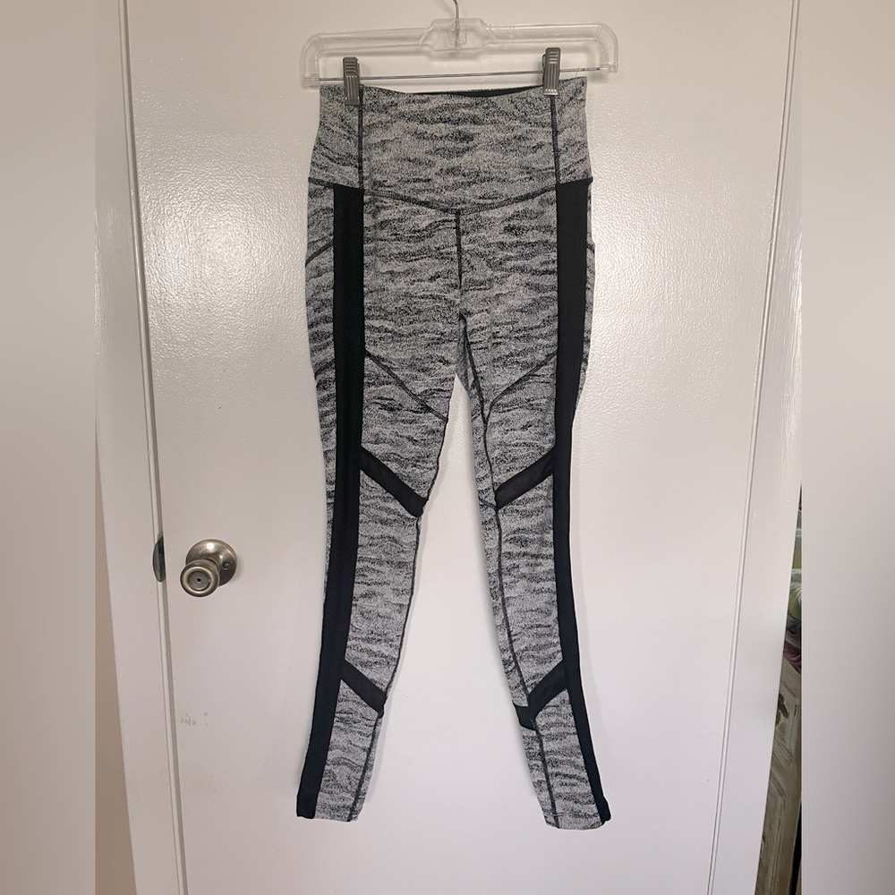 AVIA Gray and Black Patterned with sheer cutouts workout leggings SZ XS (0-2)